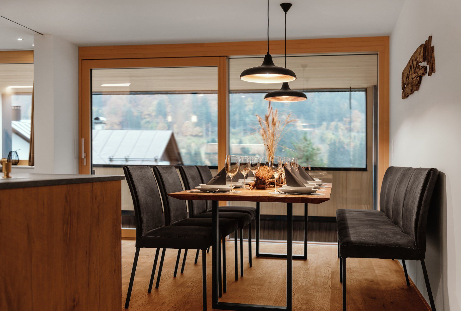 Esstisch, Stühle, Bank, Holztisch, Hängelampen