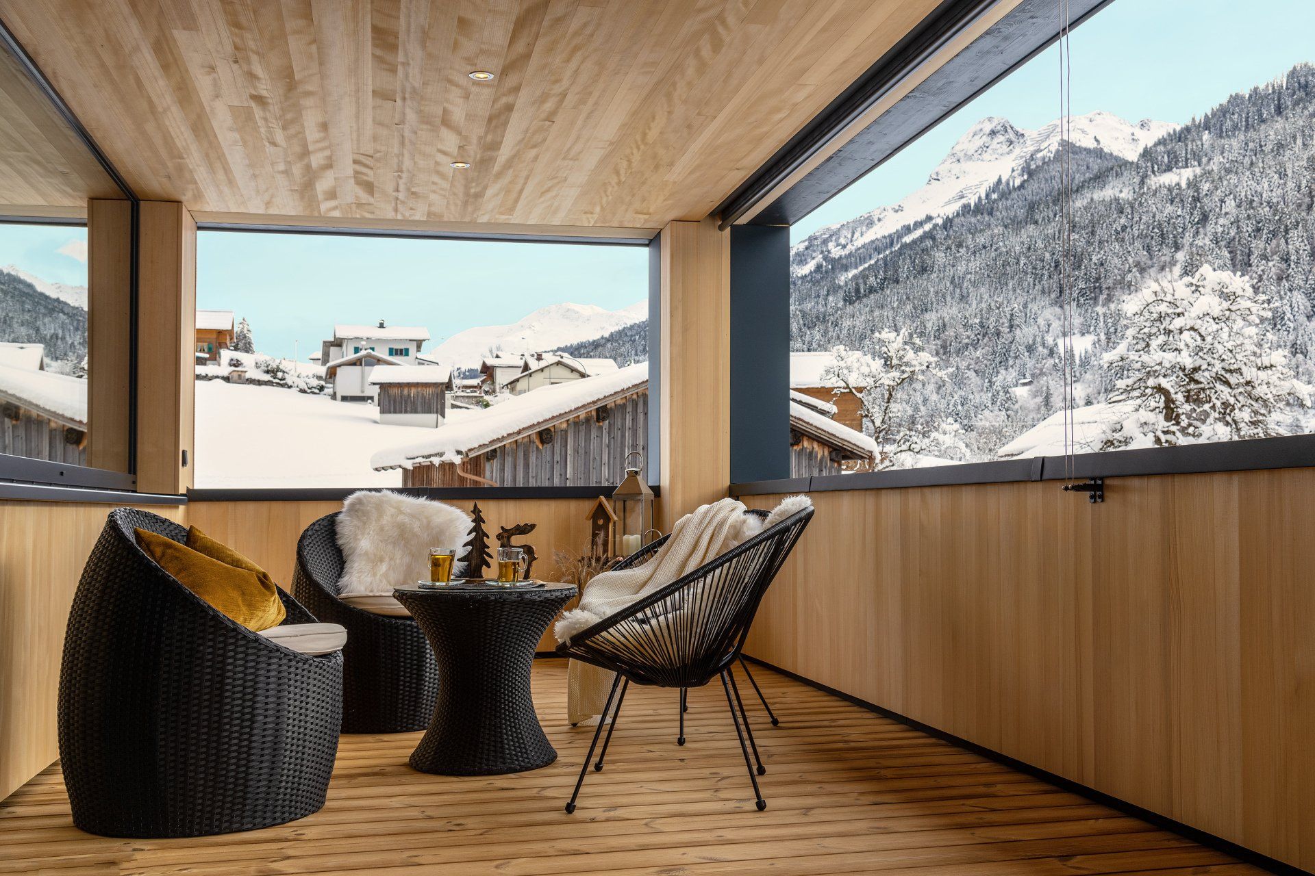 Balkon im Winter mit Loungemöbel, Lammfell