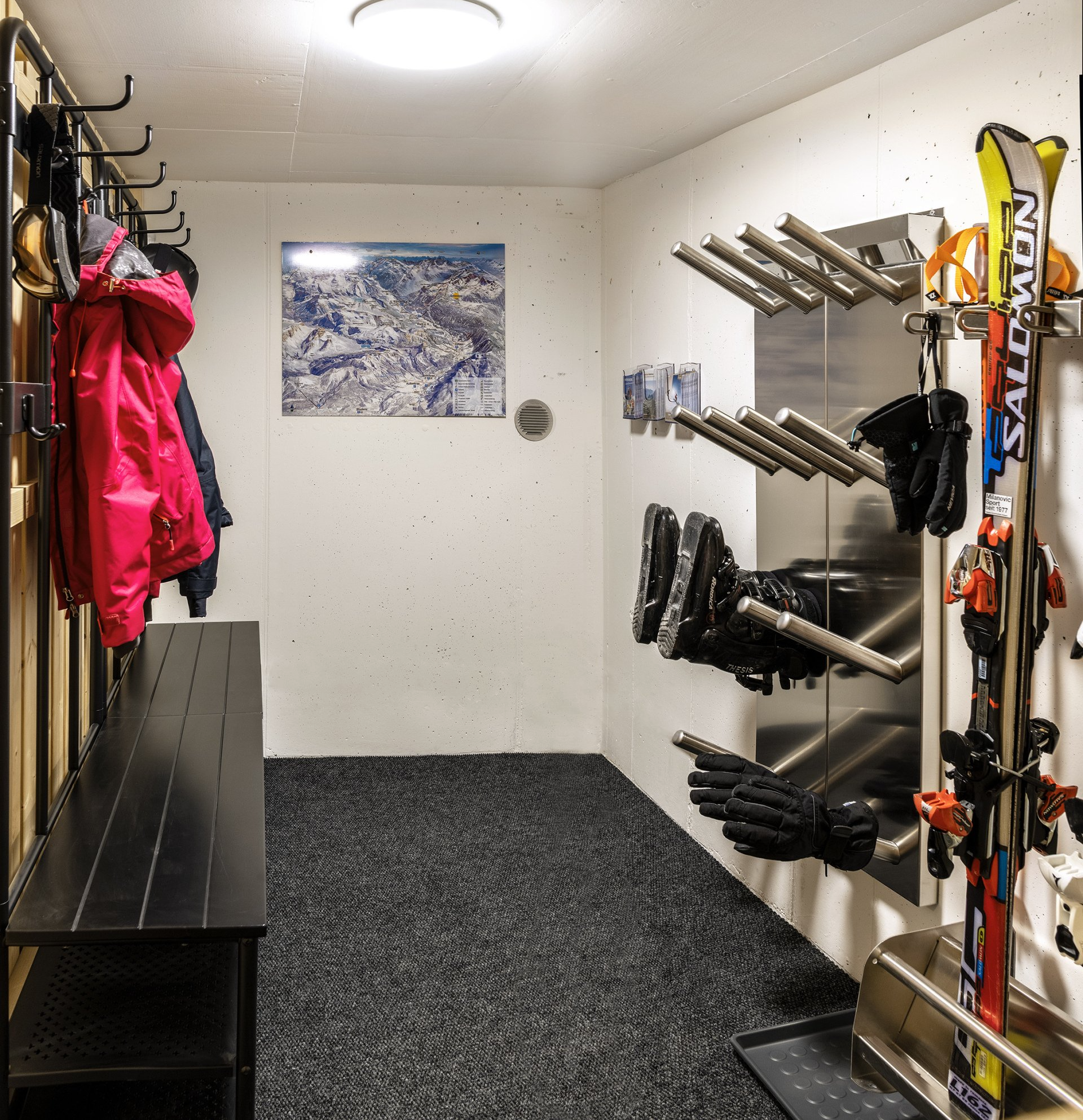 Skiraum mit Skischuhtrockner, Skihalterung und Sitzbank