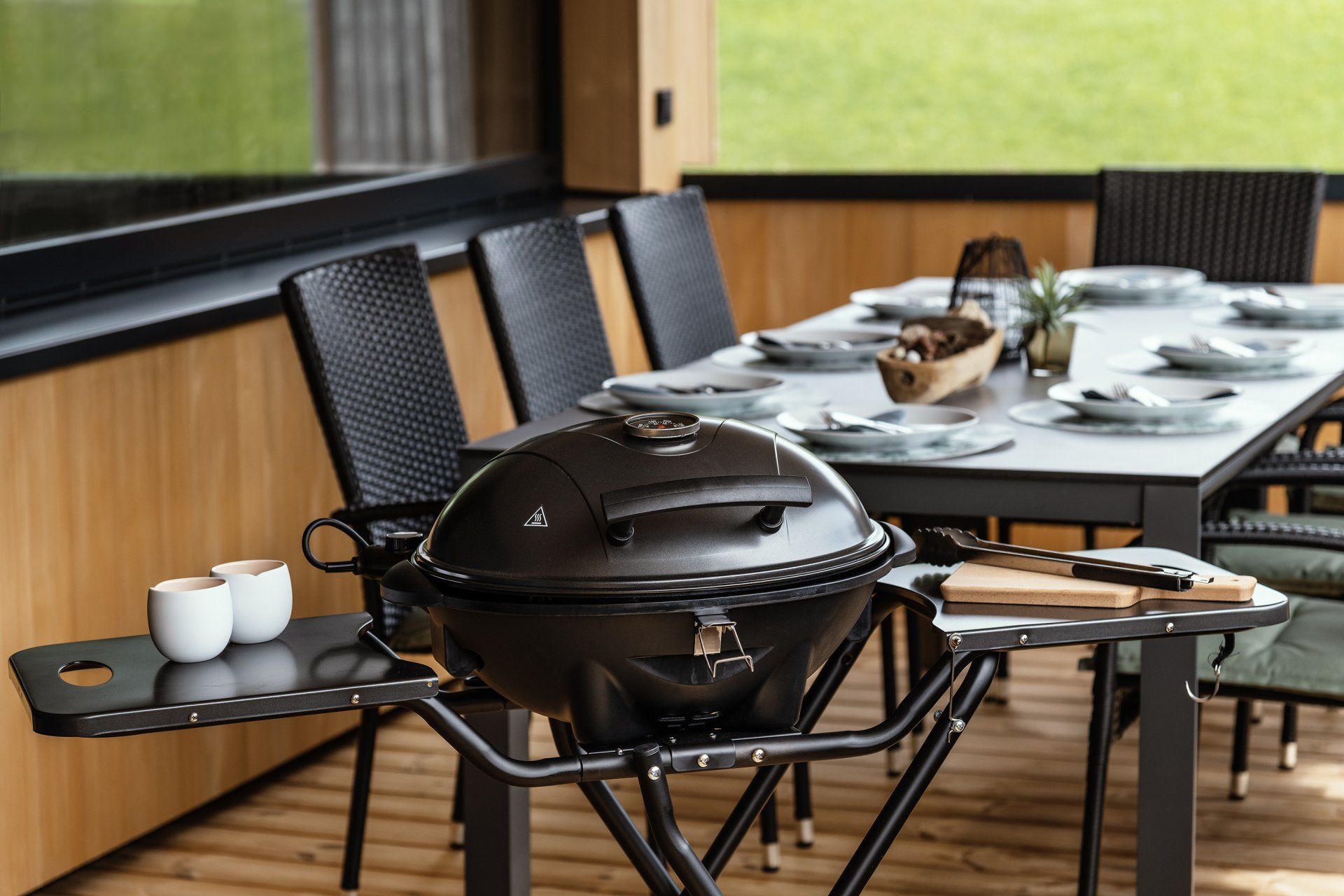 Balkon im Sommer mit Elektrogrill