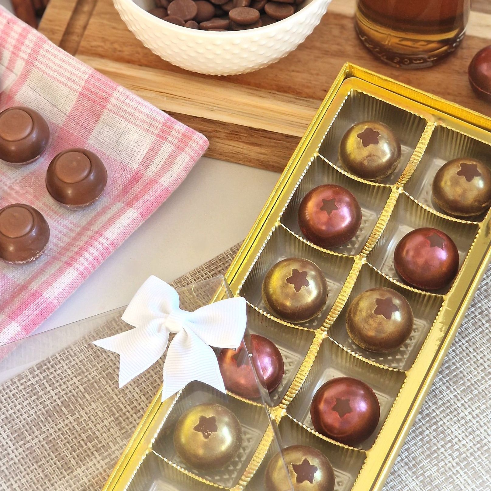 Pralinen weihnachtlich dekorieren