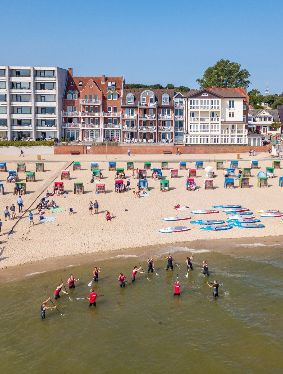 © Föhr Tourismus GmbH / Fotograf: Harald Bickel Jahreszeiten; Natur; Sommer; Sport; Strand; Strandkörbe; Sup; Wassersport; Wyk; Luftbild;