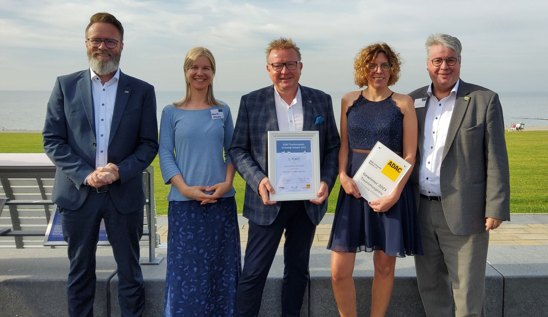 Tourismusminister Claus Ruhe Madsen, Mareike Stöcken (HBV), Hans-Jürgen Lüthje (Bürgermeister Büsum), Nadine Herrmann (Badleitung Meerzeit), Hans-Jürgen Kütbach (Vorsitzender HBV)