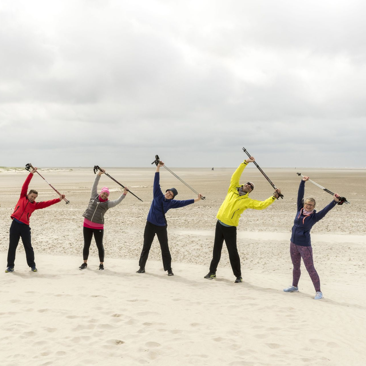 Foto: Peter Lühr Fitness mit Walking-Stöcken am Nordseestrand am Watt