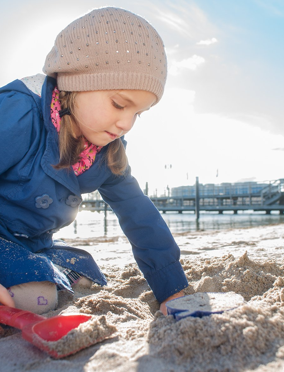Damp, Frederik_Roeh Kind Strand Buddeln Urlaub