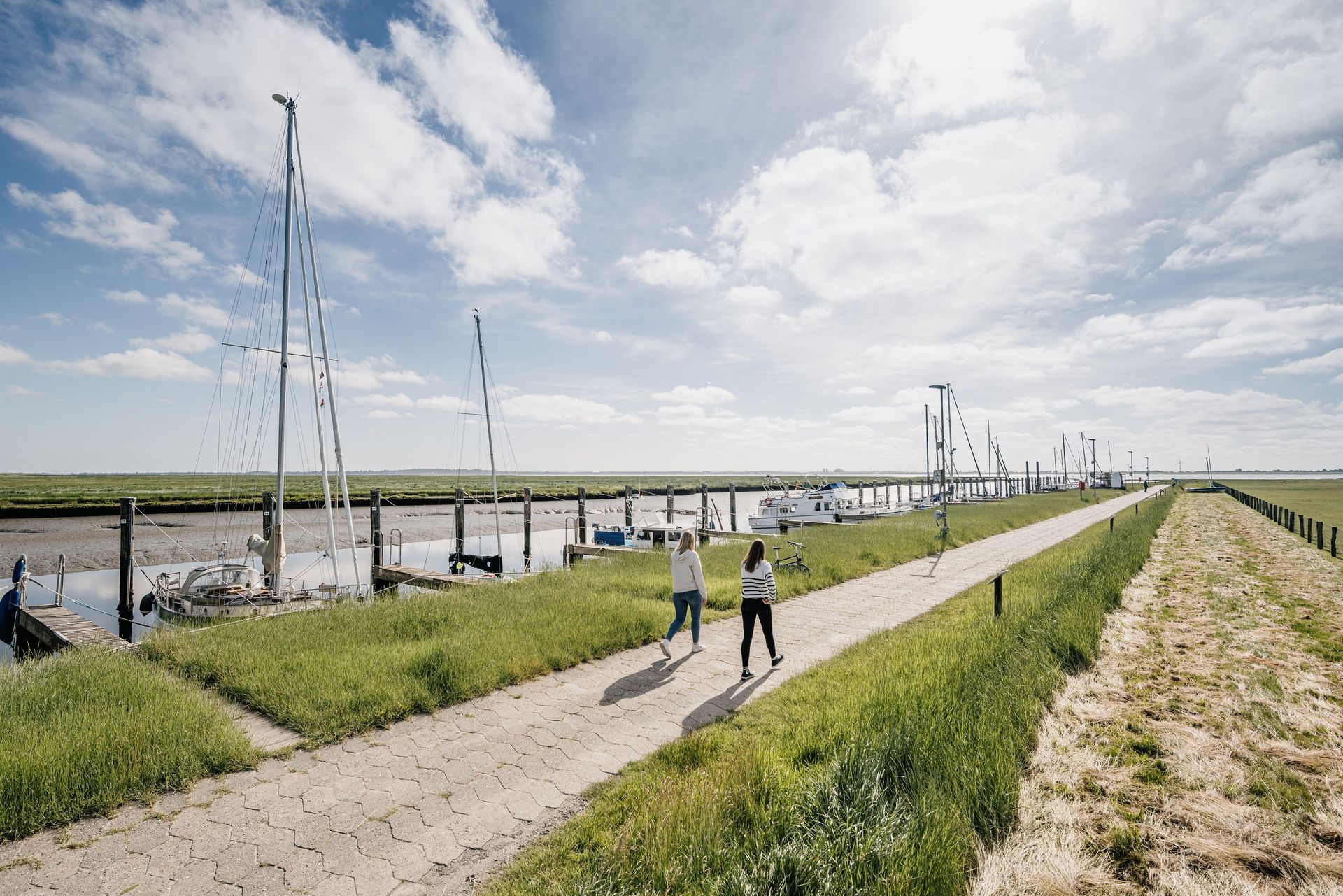 Nordstrand Tourismus Zwei Frauen spazieren am Seglerhafen