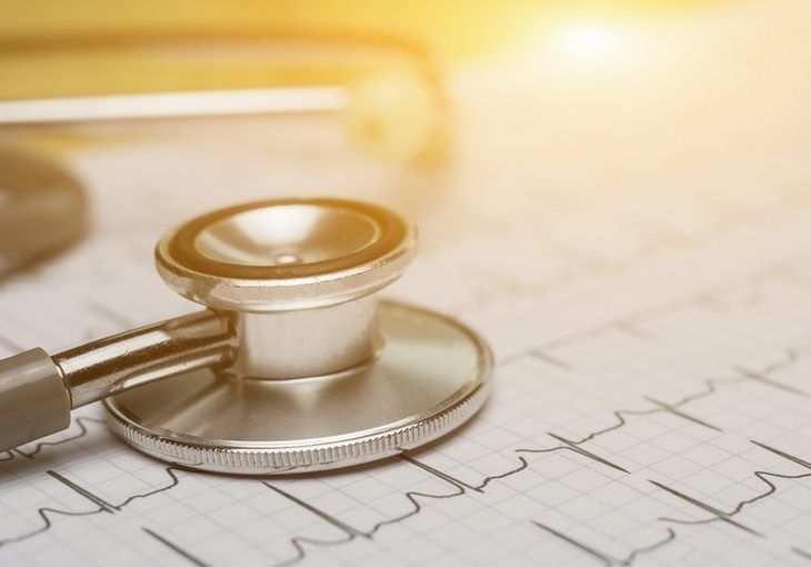 Dr. Valentina Burka, FÄ für Allgemeinmedizin Im Bild ist ein Stehtoskop zu sehen.