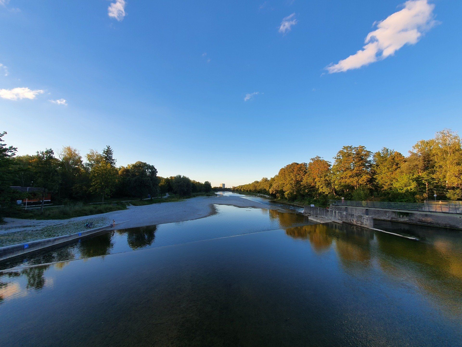Fluss Isar in München im frühen Herbst