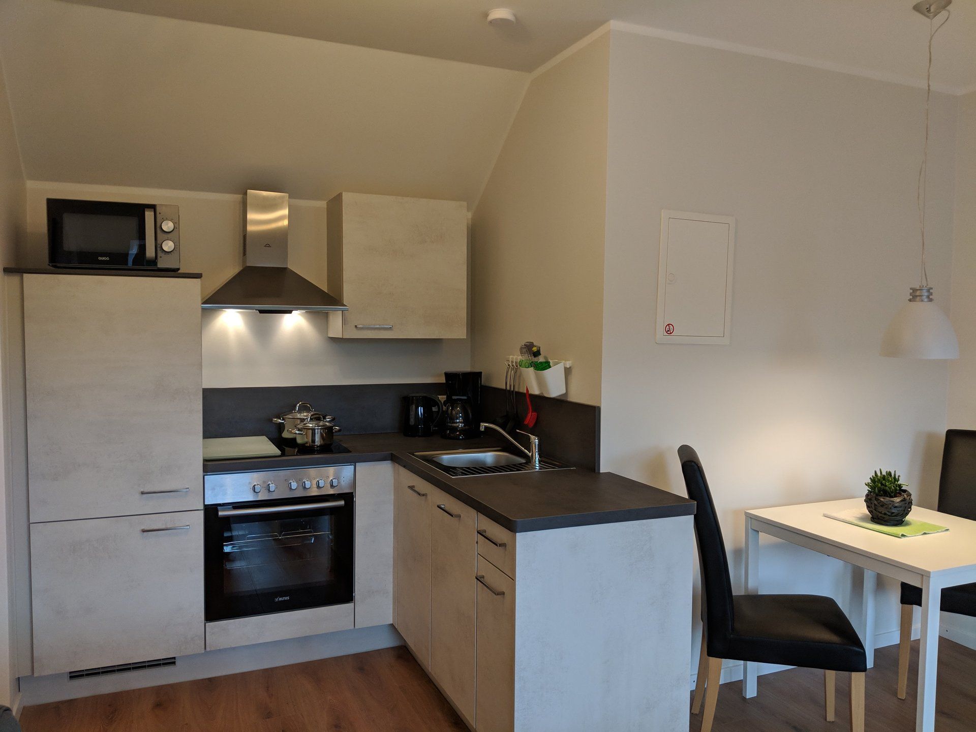 Gemütliches Wohnzimmer der Wohnung 1 mit Sofa und Esstisch