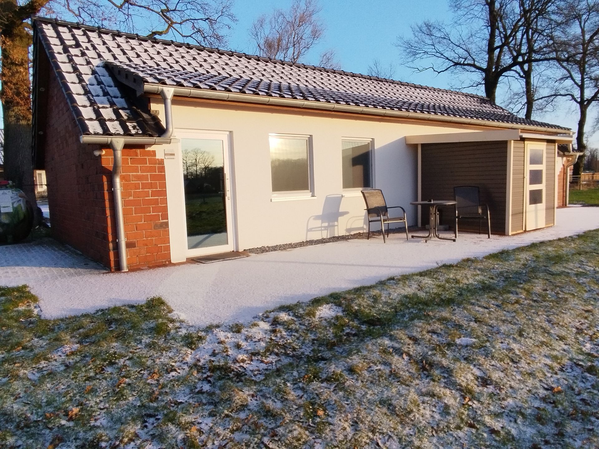 Terrasse mit Blick auf Pferdewiese, Felder und Wald, ausgestattet mit Terrassenmöbeln und Grill