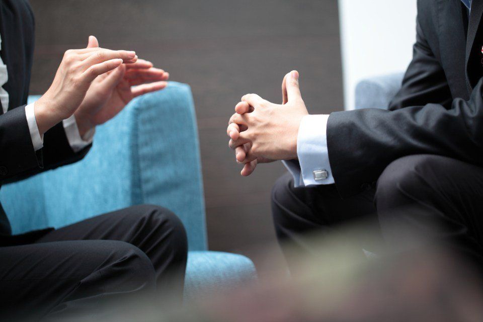 Beratung zwischen zwei Geschäftsleuten