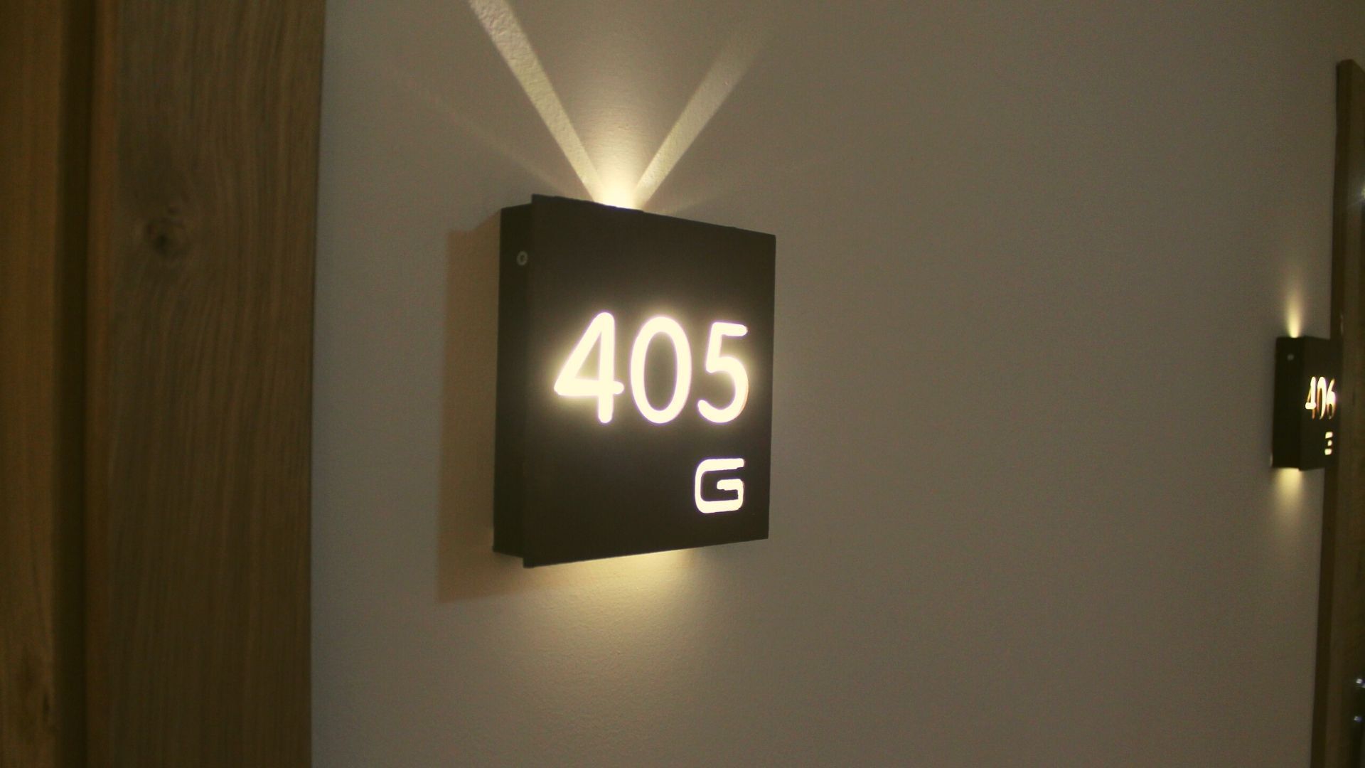 Zimmerschilder in Rostoptik hinterleuchtet