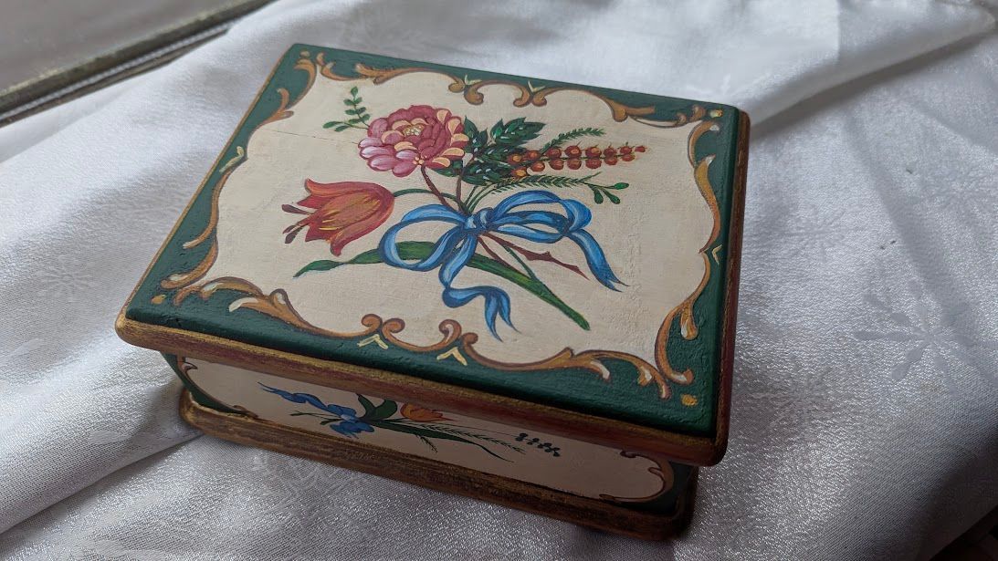 boîte rénovée avec motifs d'art populaire