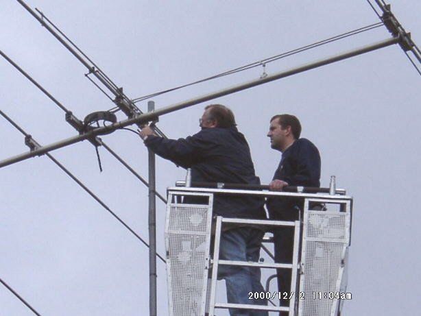 DG3FAU und ein Feuerwehrmann an der Reparaturstelle