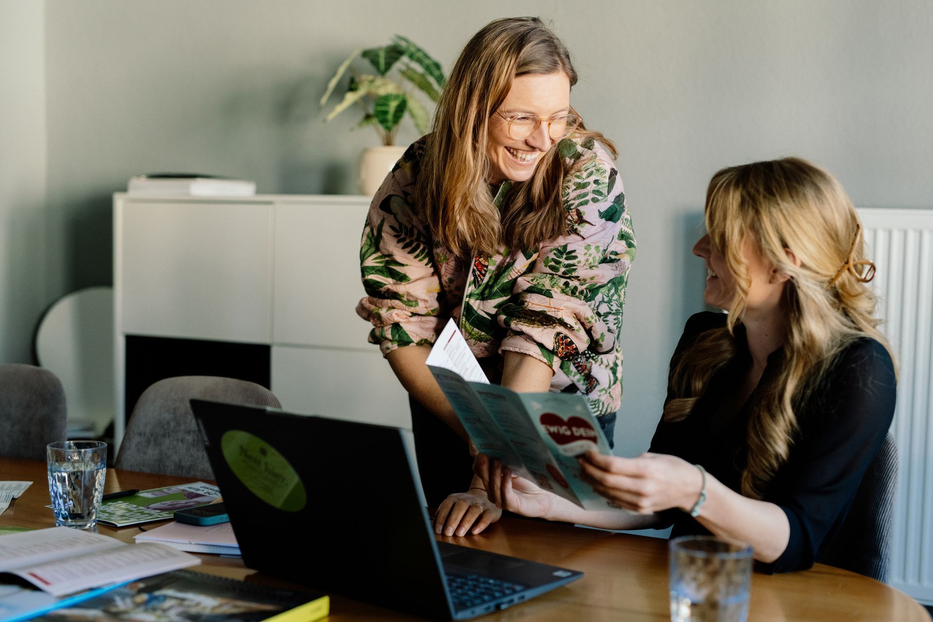 Das Team der RVG bespricht die Hochzeitsmesse Ewig Dein Team HochzeitsmessHochzeitsmesse Ewig Dein Ravensburg 2022 Save the date Logo Heirat heiraten hochzeit weingarten oberschwabenhalle oberschwaben messe messen veranstaltung veranstaltungen ausstellung ausstellungen friedrichshafen lindau kressbronn ewig dein trau dich ja ich will überlingen bodensee meersburg hagnau stockach ostrach pfullendorf tettnang meckenbeuren sigmaringen aulendorf fronreute altshausen mochenwangen braut bräutigam brautpaar biberach laupheim bad schussenried bad buchau bad waldsee bad wurzach ulm neu-ulm kempten memmingen isny leutkirch wangen allgäu kisslegg amtzell bodnegg oberstaufen location fotograd fotografin hochzeitsfotografie brautfoto paarfoto liebe portraitfotografie hochzeitsdienstleister hochzeitsdienstleistung dj band musiker musikerin catering location hochzeitslocation photobox fotobox restaurant hotel deko dekoration hochzeitsdeko hochzeitsdekoration dekorieren bridetobe hochzeitsauto hochzeitsbus oldtimer trauredner traurednerin ewigdein trauzeuge trauzeugin traurede brautstrauß floristik hochzeitsblumen hochzeitsfrisur brautfrisur schleier e Ewig Dein Ravensburg Stephan Drescher Gabriele Asshoff Andrea Fink Andreas Rieger Heike Krumm Lena Lorenz Besprechung Planung