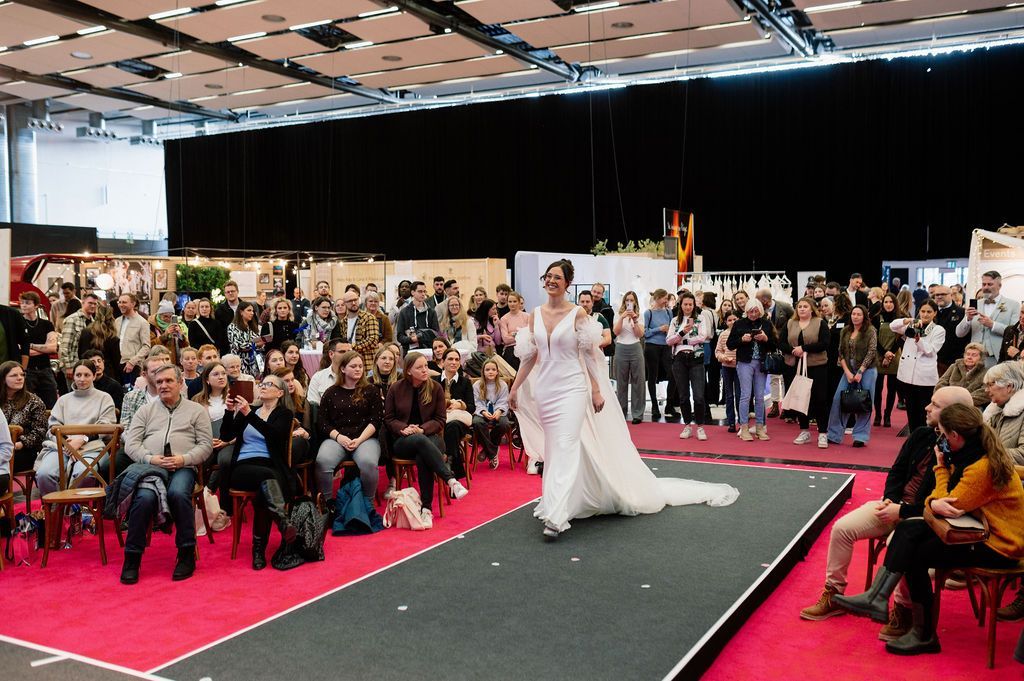 Veranstaltungsort der Hochzeitsmesse Ewig Dein: die Oberschwabenhalle Hochzeitsmesse Ewig Dein Ravensburg 2022 Save the date Logo Heirat heiraten hochzeit weingarten oberschwabenhalle oberschwaben messe messen veranstaltung veranstaltungen ausstellung ausstellungen friedrichshafen lindau kressbronn ewig dein trau dich ja ich will überlingen bodensee meersburg hagnau stockach ostrach pfullendorf tettnang meckenbeuren sigmaringen aulendorf fronreute altshausen mochenwangen braut bräutigam brautpaar biberach laupheim bad schussenried bad buchau bad waldsee bad wurzach ulm neu-ulm kempten memmingen isny leutkirch wangen allgäu kisslegg amtzell bodnegg oberstaufen location fotograd fotografin hochzeitsfotografie brautfoto paarfoto liebe portraitfotografie hochzeitsdienstleister hochzeitsdienstleistung dj band musiker musikerin catering location hochzeitslocation photobox fotobox restaurant hotel deko dekoration hochzeitsdeko hochzeitsdekoration dekorieren bridetobe hochzeitsauto hochzeitsbus oldtimer trauredner traurednerin ewigdein trauzeuge trauzeugin traurede brautstrauß floristik hochzeitsblumen hochzeitsfrisur brautfrisur schleier