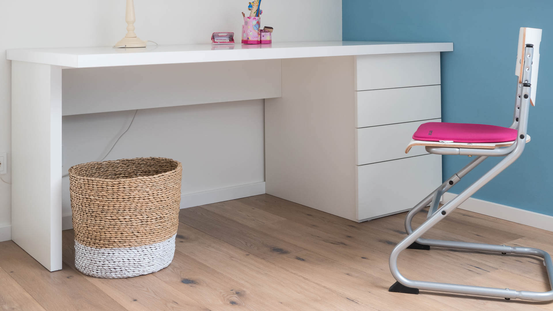 Schreibtisch in weiß