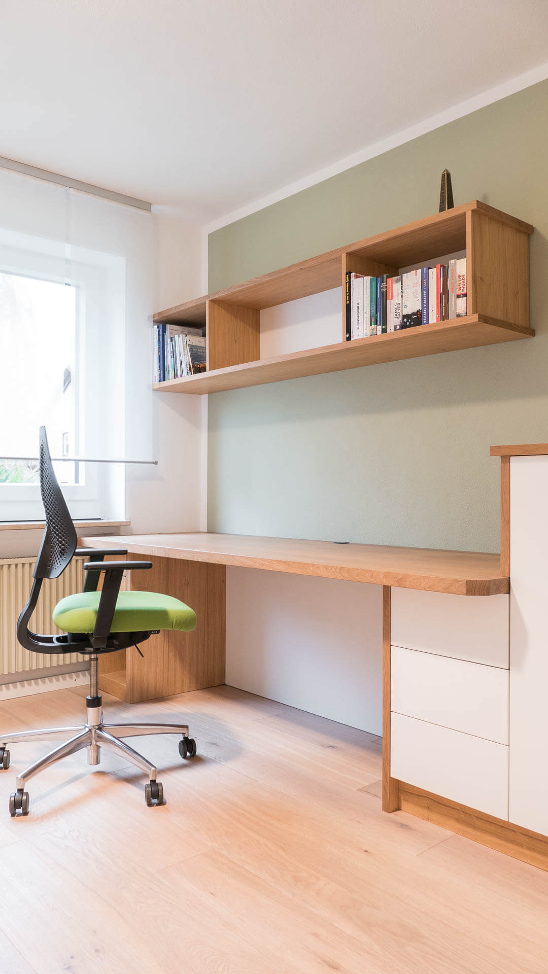 Büro in Eiche und weiß