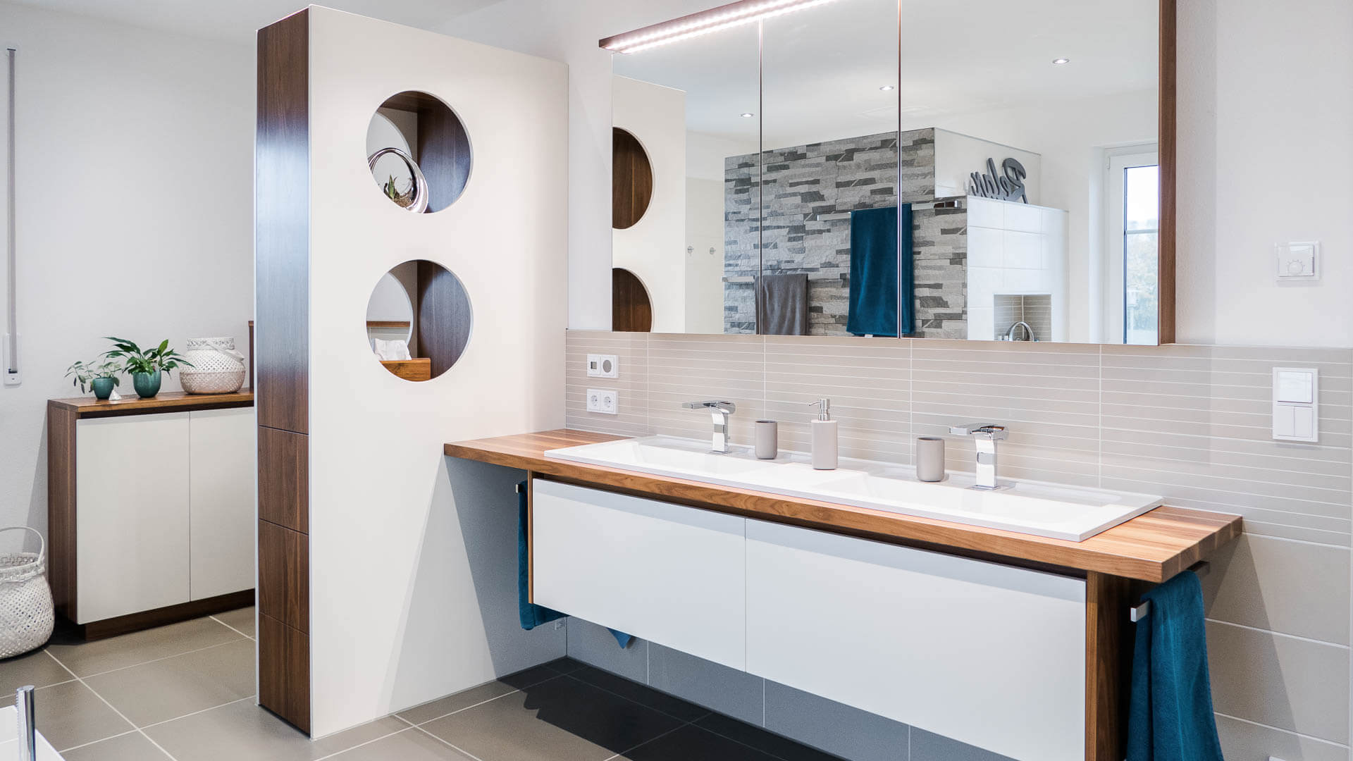 Bad in Nussbaum und weiß