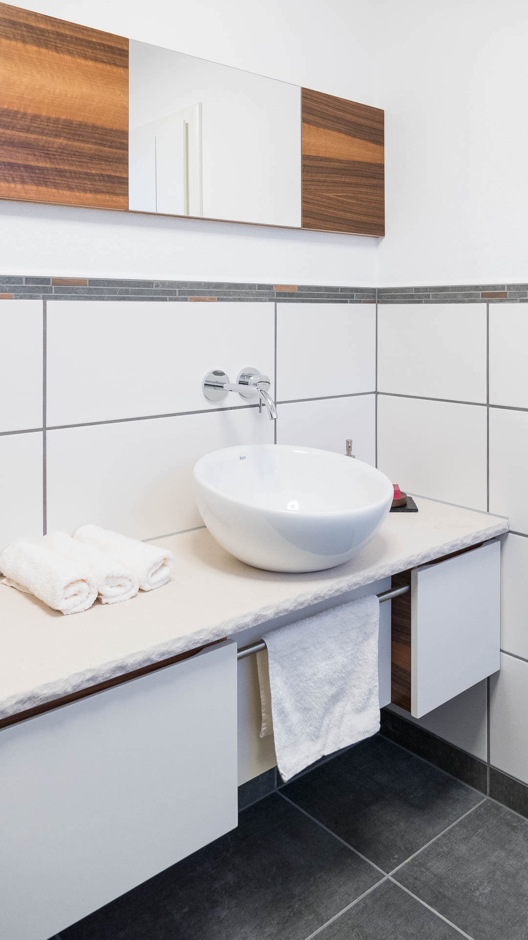 Gäste WC in Nussbaum und weiß