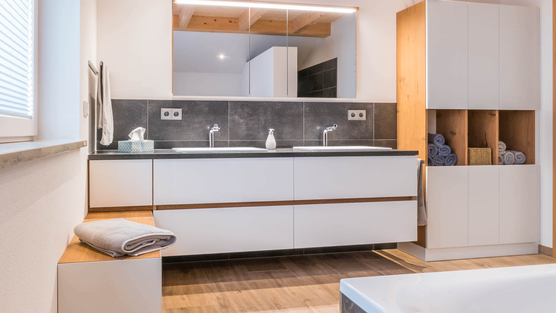 Bad aus Eiche massiv und weißen Fronten