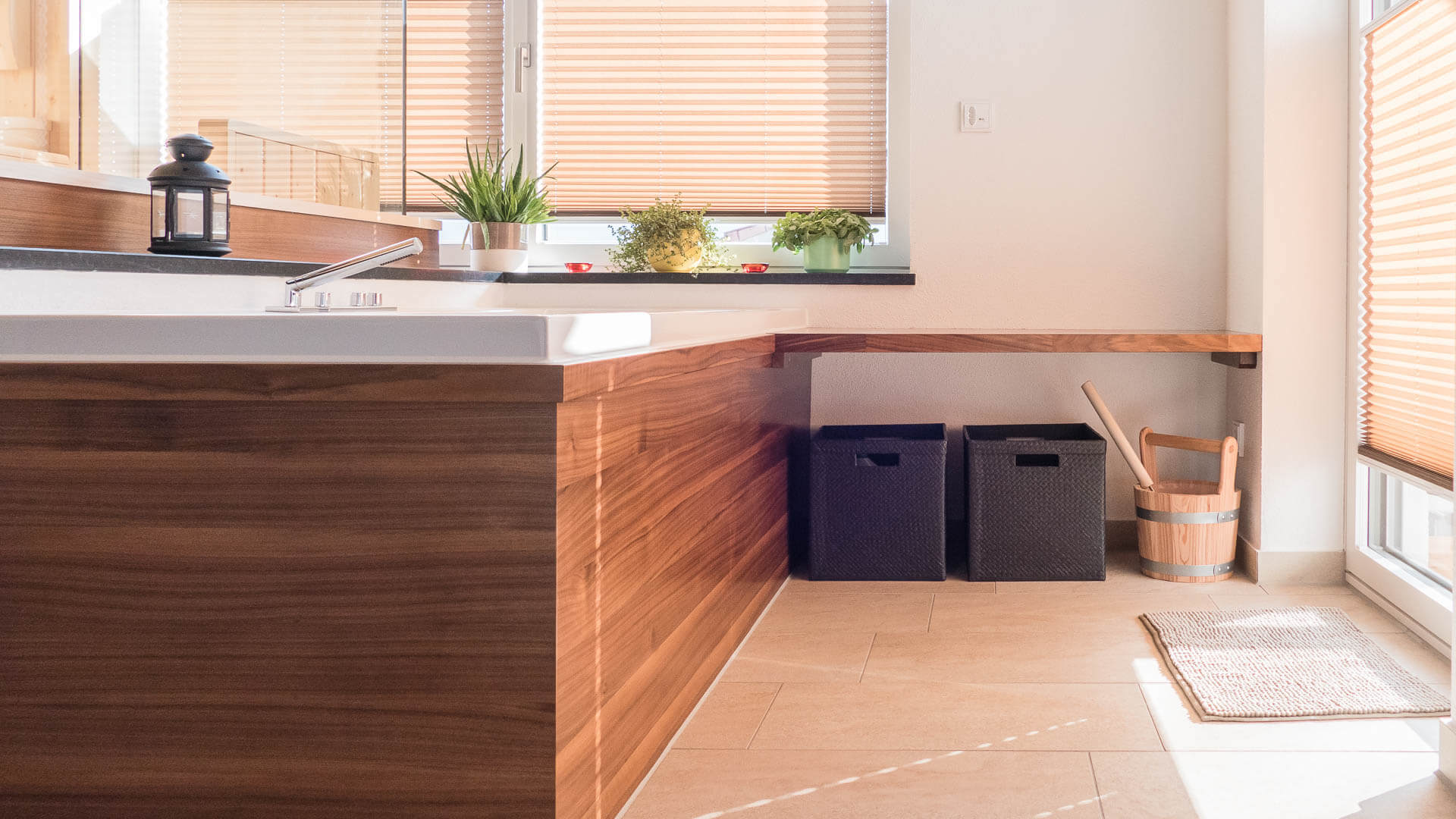 Badewannenverkleidung aus Nussbaum