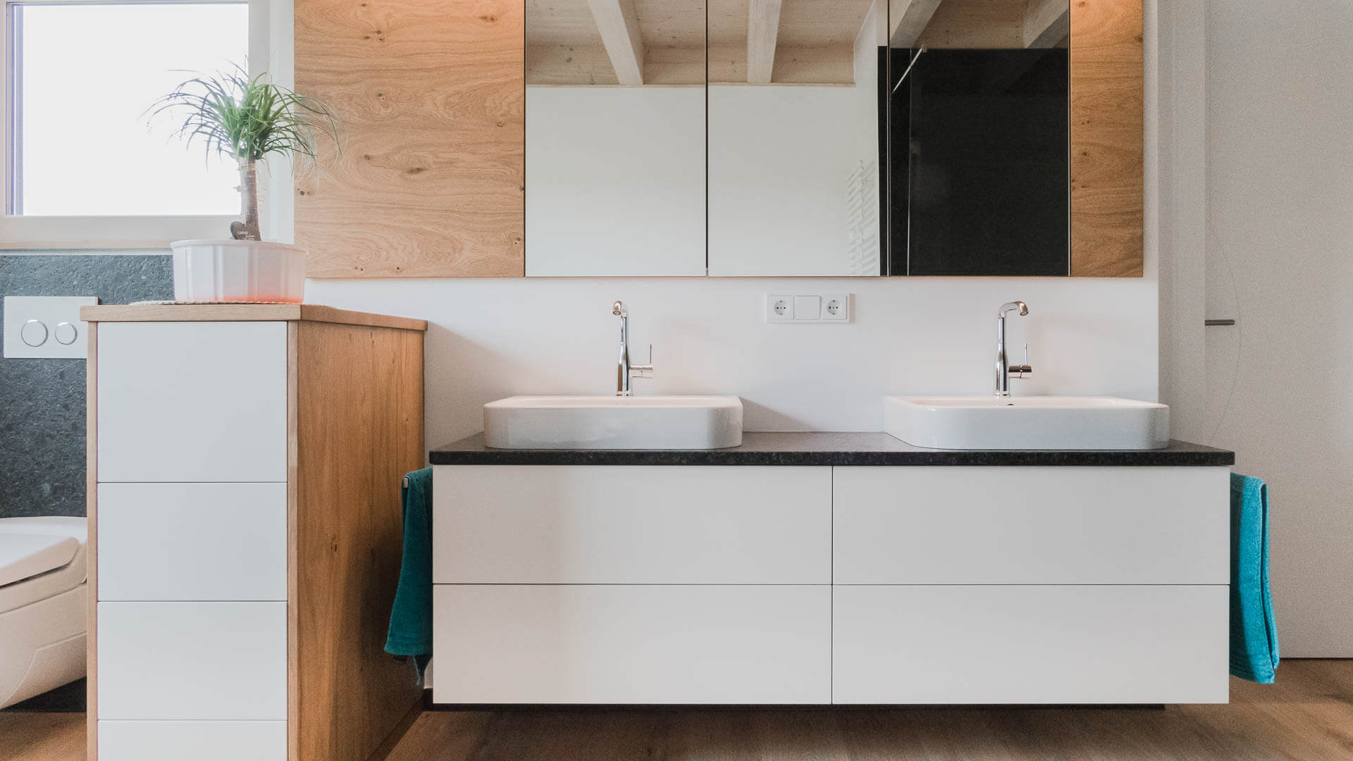 Bad aus Eiche mit weißen Fronten