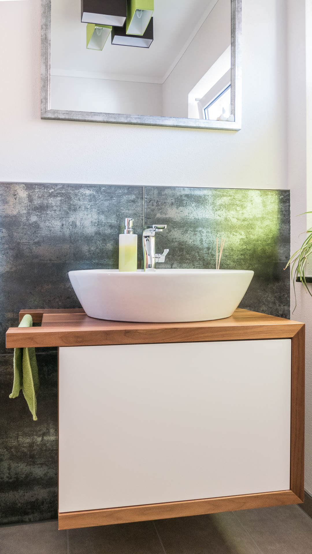 Gäste WC in Nussbaum und weiß