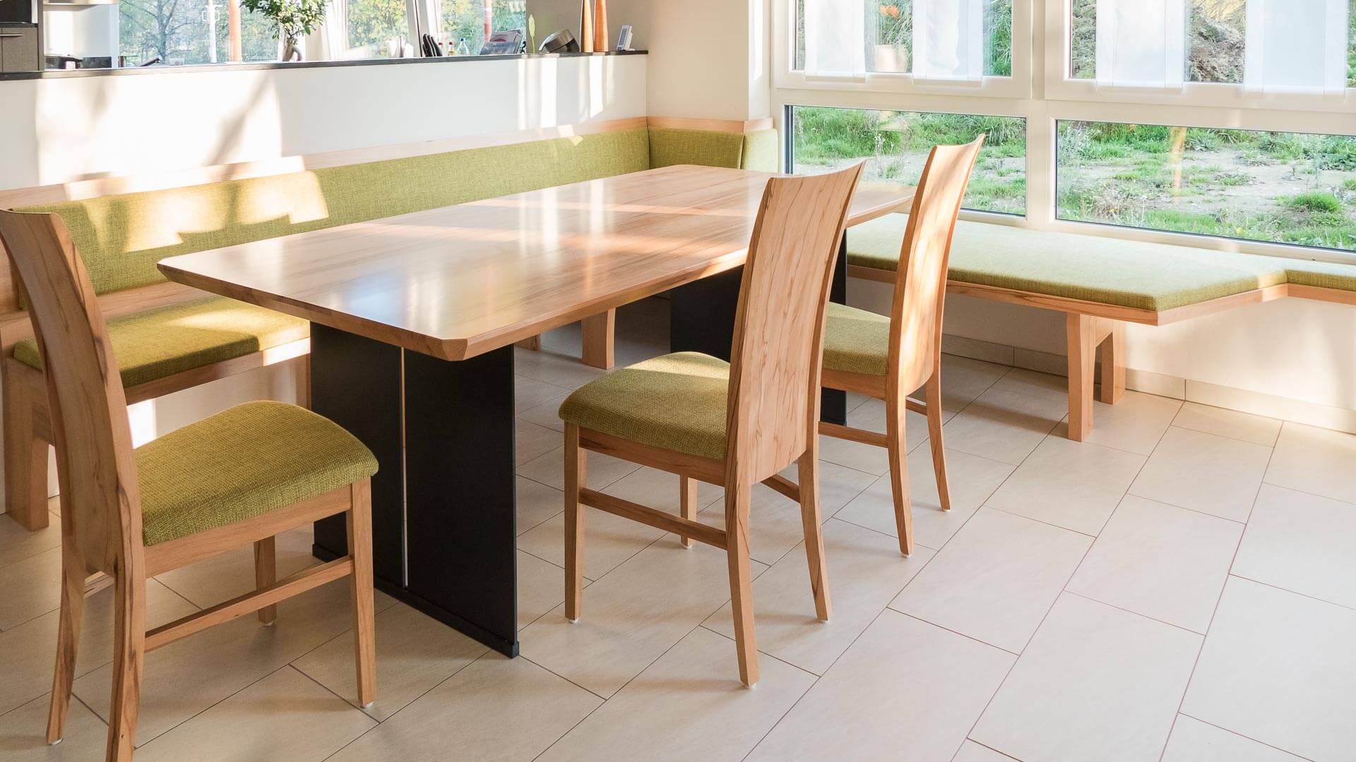 Esstisch mit Stahlgestell aus Kernbuche