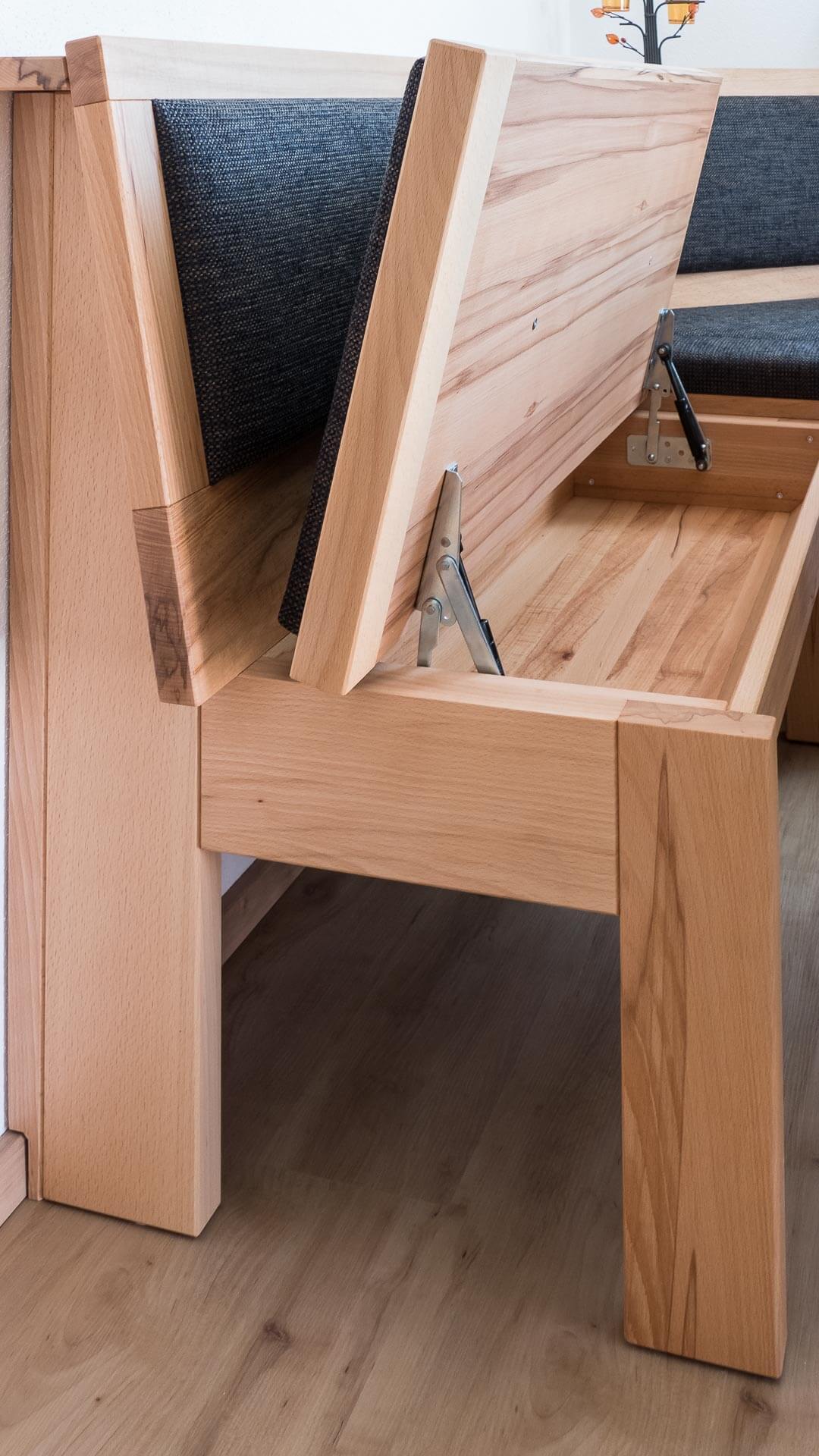 Eckbank mit aufklappbarer Sitzfläche