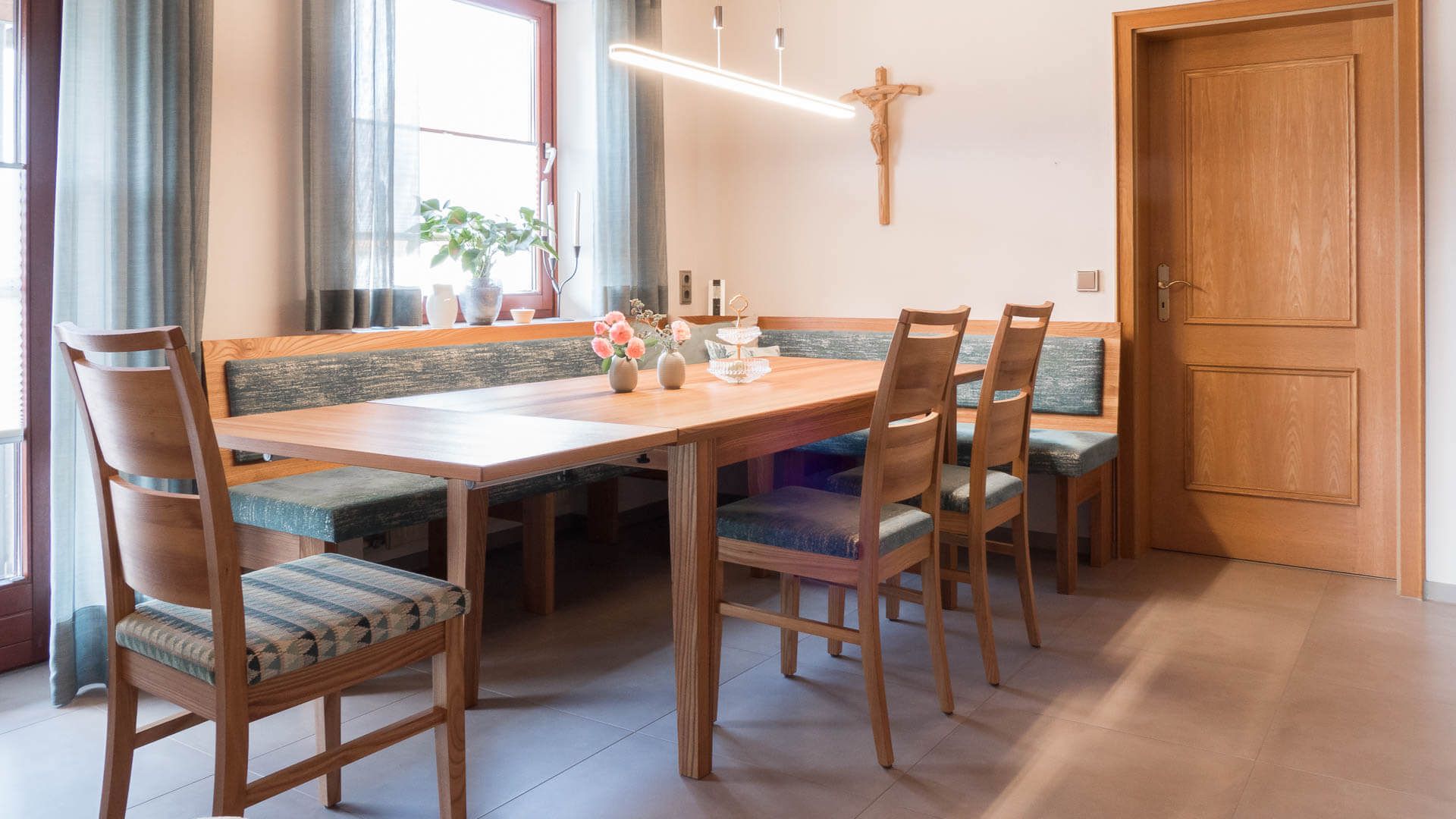 Esstisch und Eckbank aus Rüster