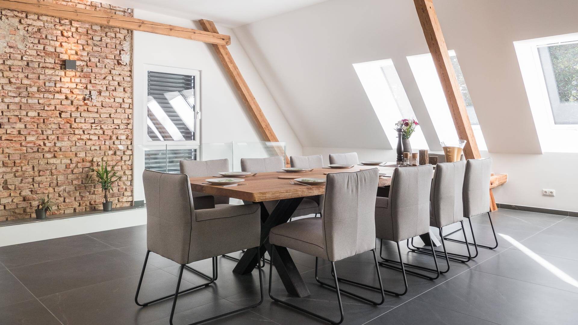 Esstisch aus Eiche mit Stahlgestell