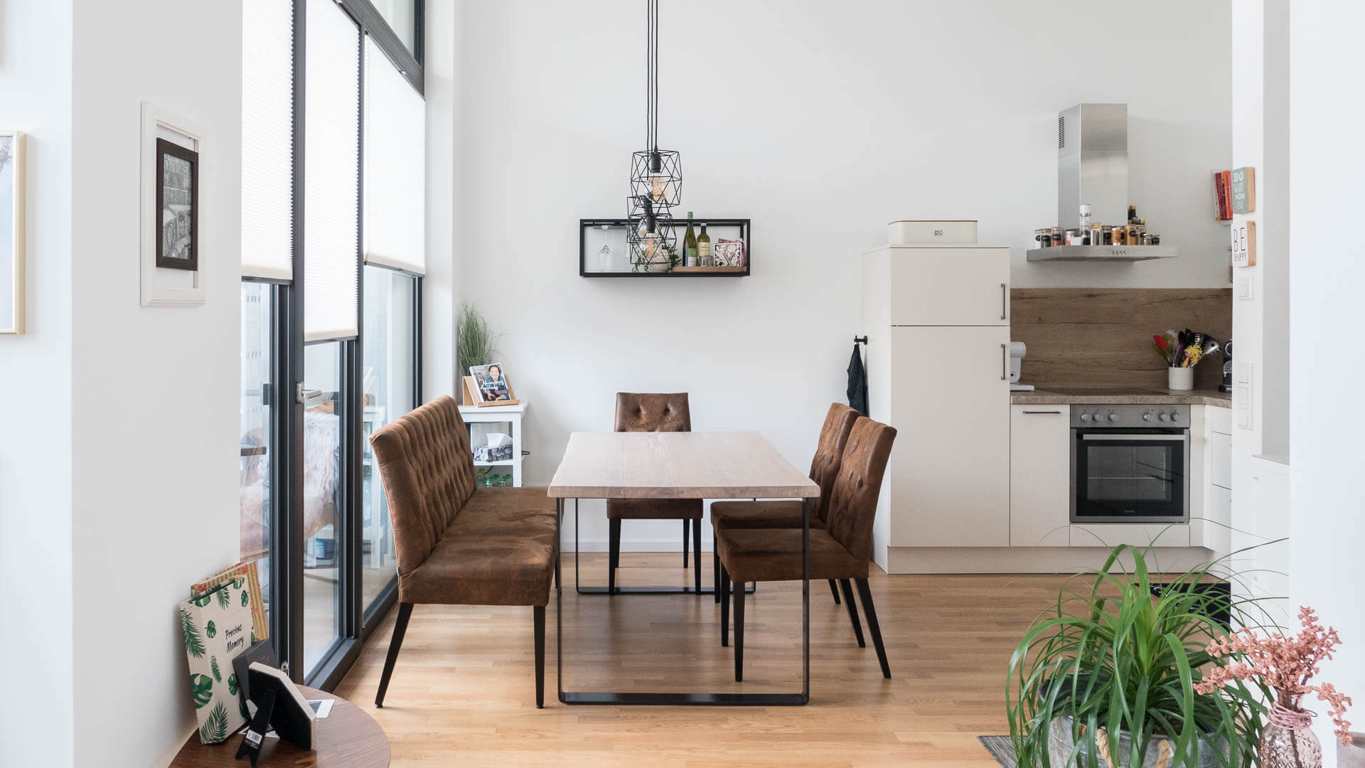 Esstisch in Eiche weißgekalkt mit Stahlgestell