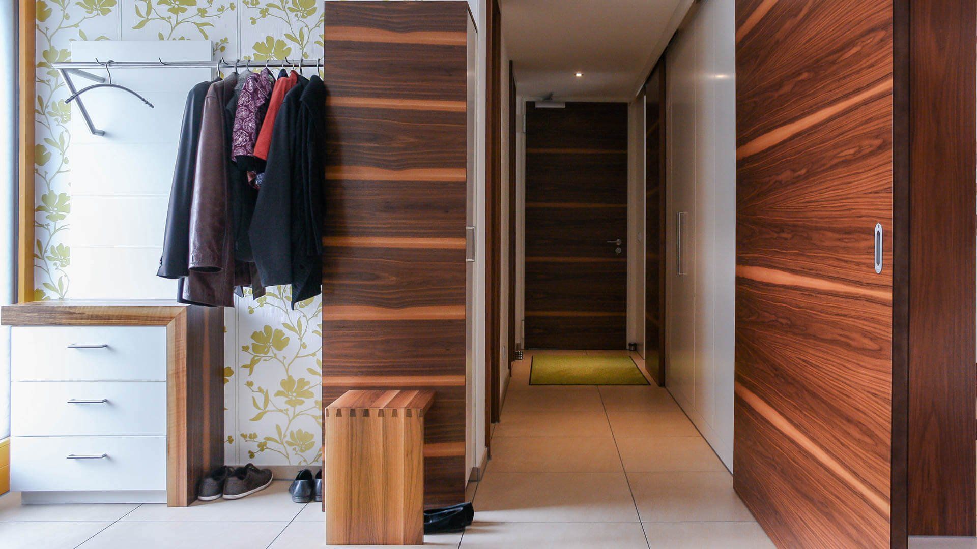 Garderobe aus europäischem Nussbaum