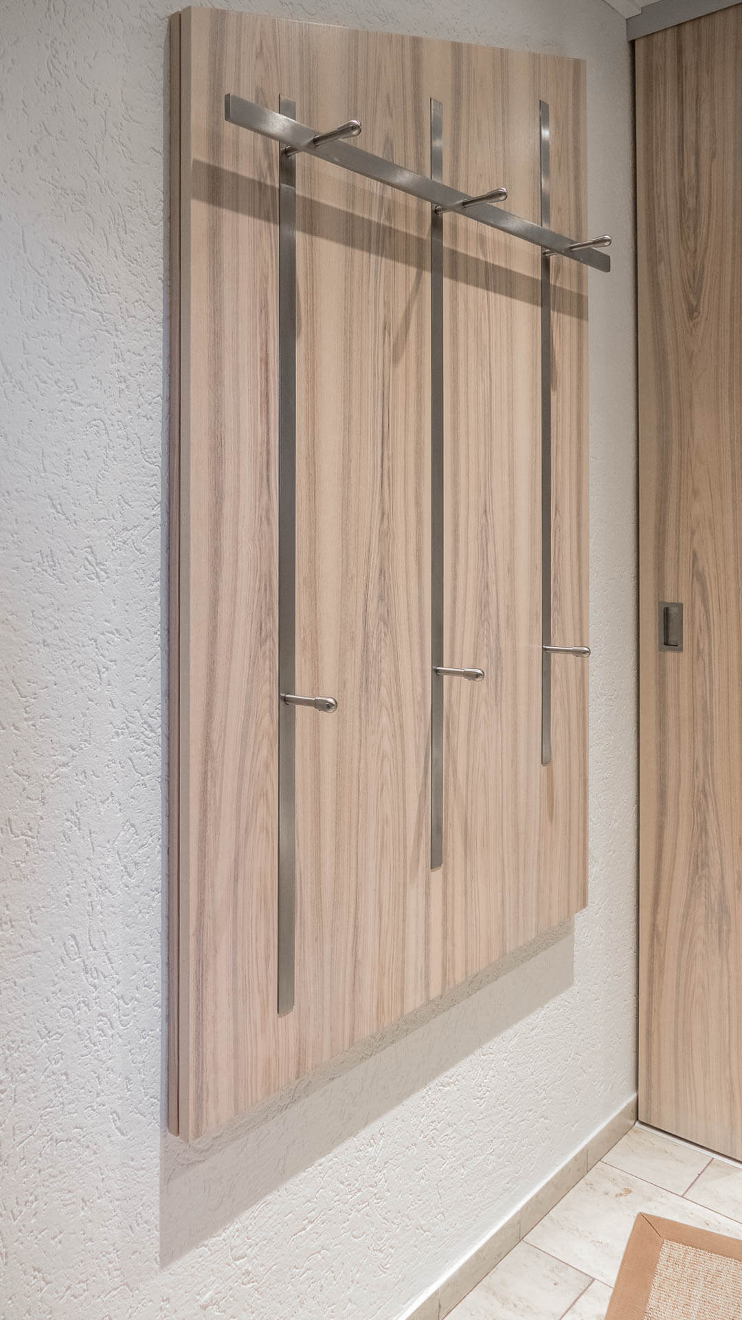 Garderobe aus Esche weißlasiert