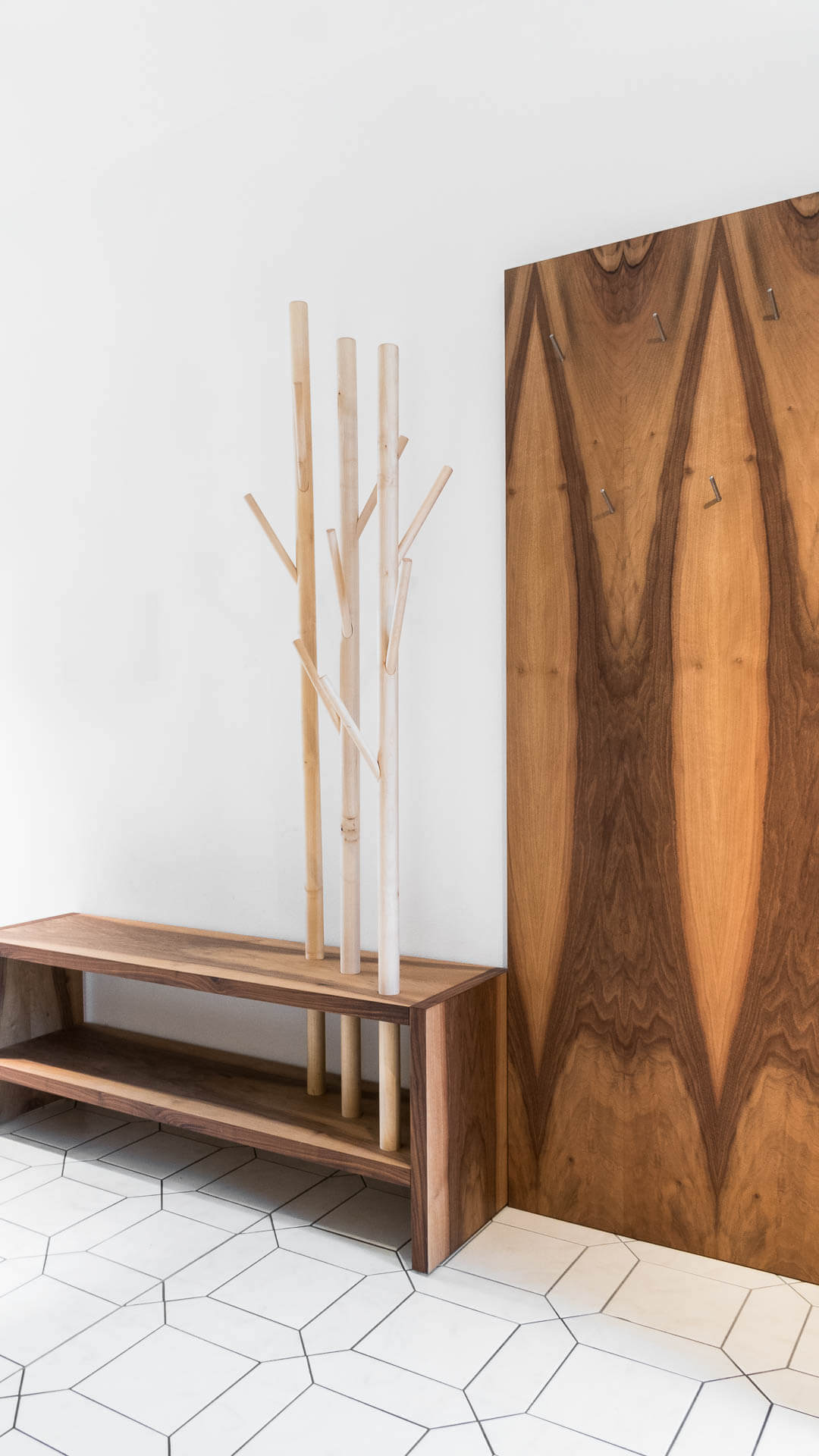 Garderobe aus europäischem Nussbaum mit wilder Maserung
