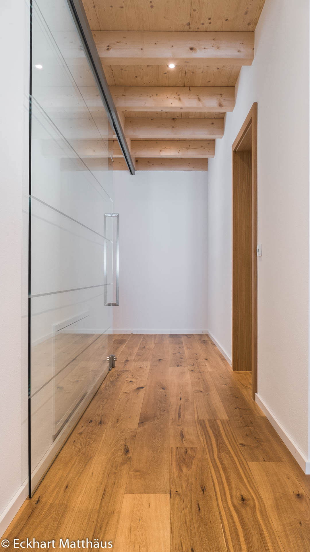Glasschiebetür und Boden aus Eiche Landhausdielen