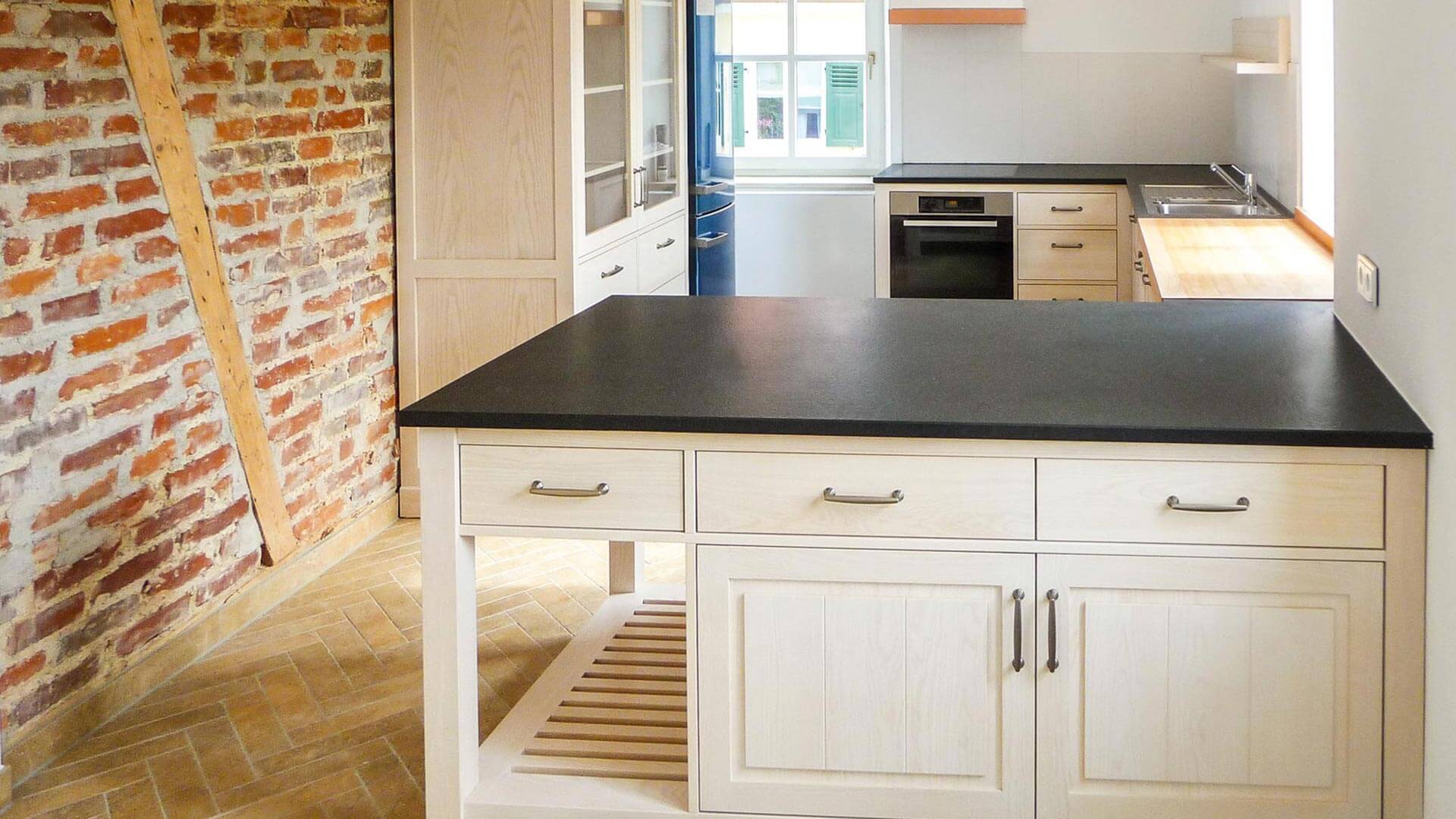 Küche im Landhausstil aus Weißtanne