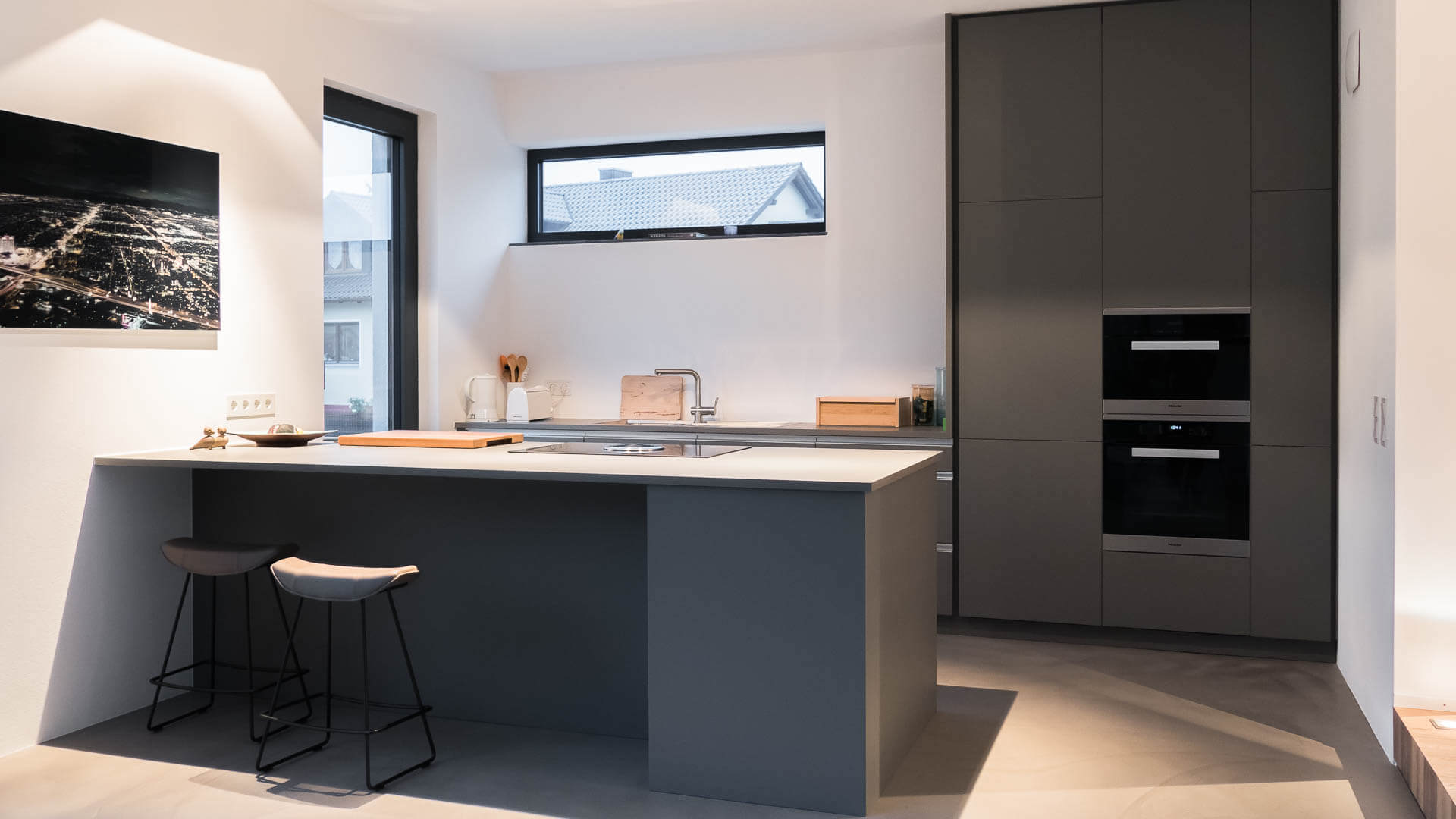 Moderne Wohnküche in grau