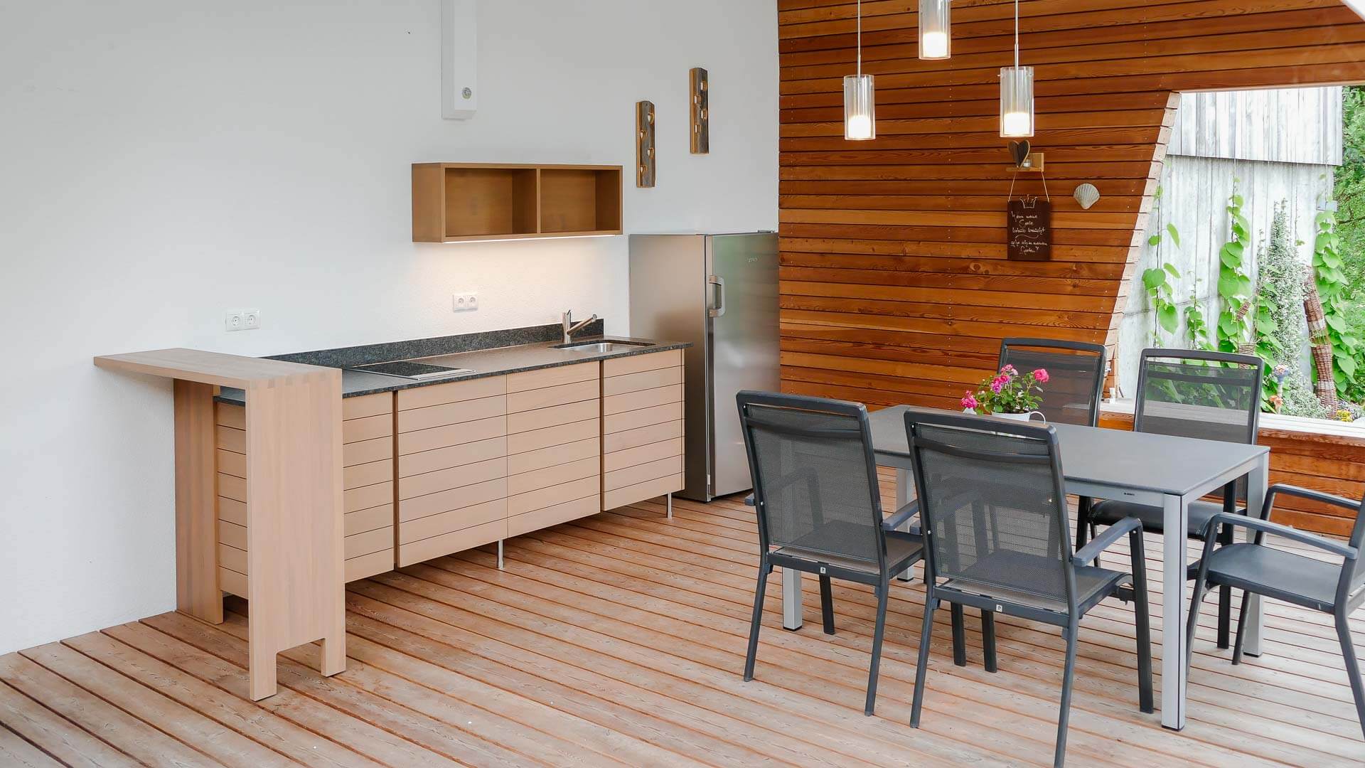 Massive Outdorrküche aus schlichter Eiche