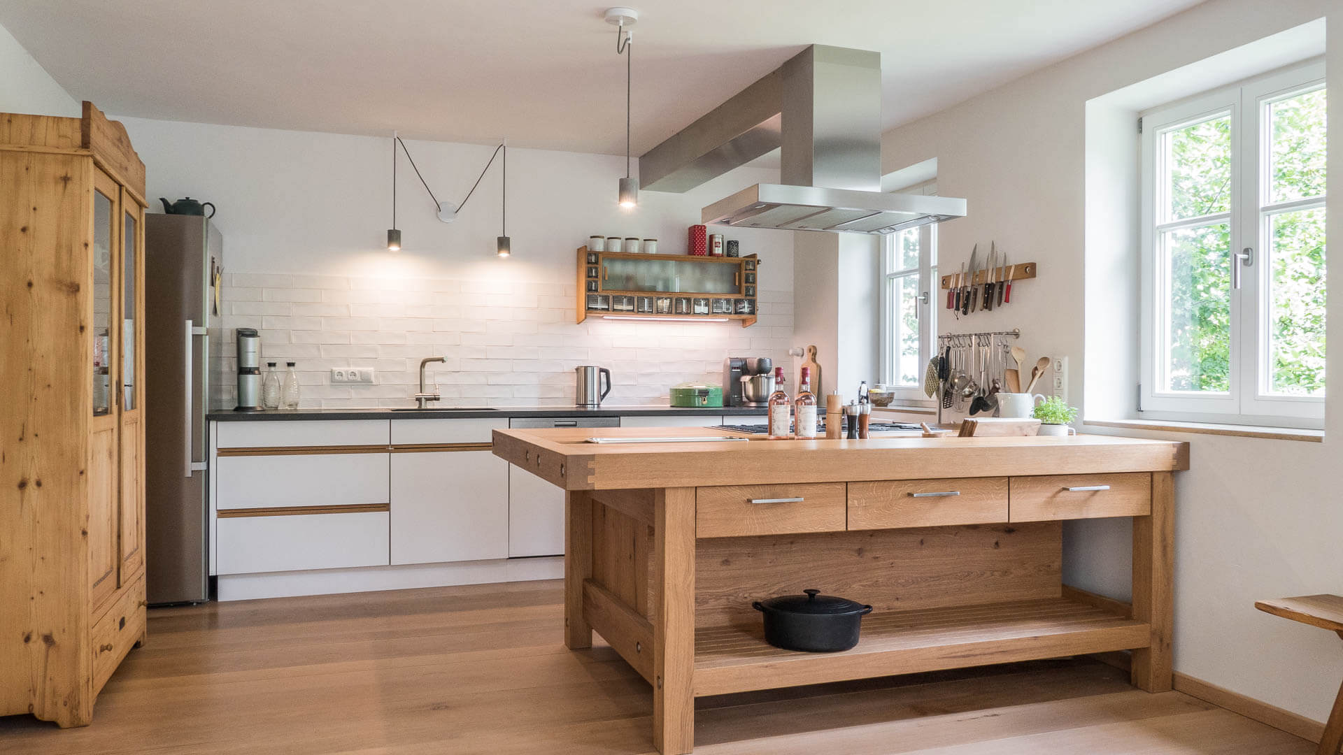 Küche mit freistehender Kochinsel aus Eiche Massivholz