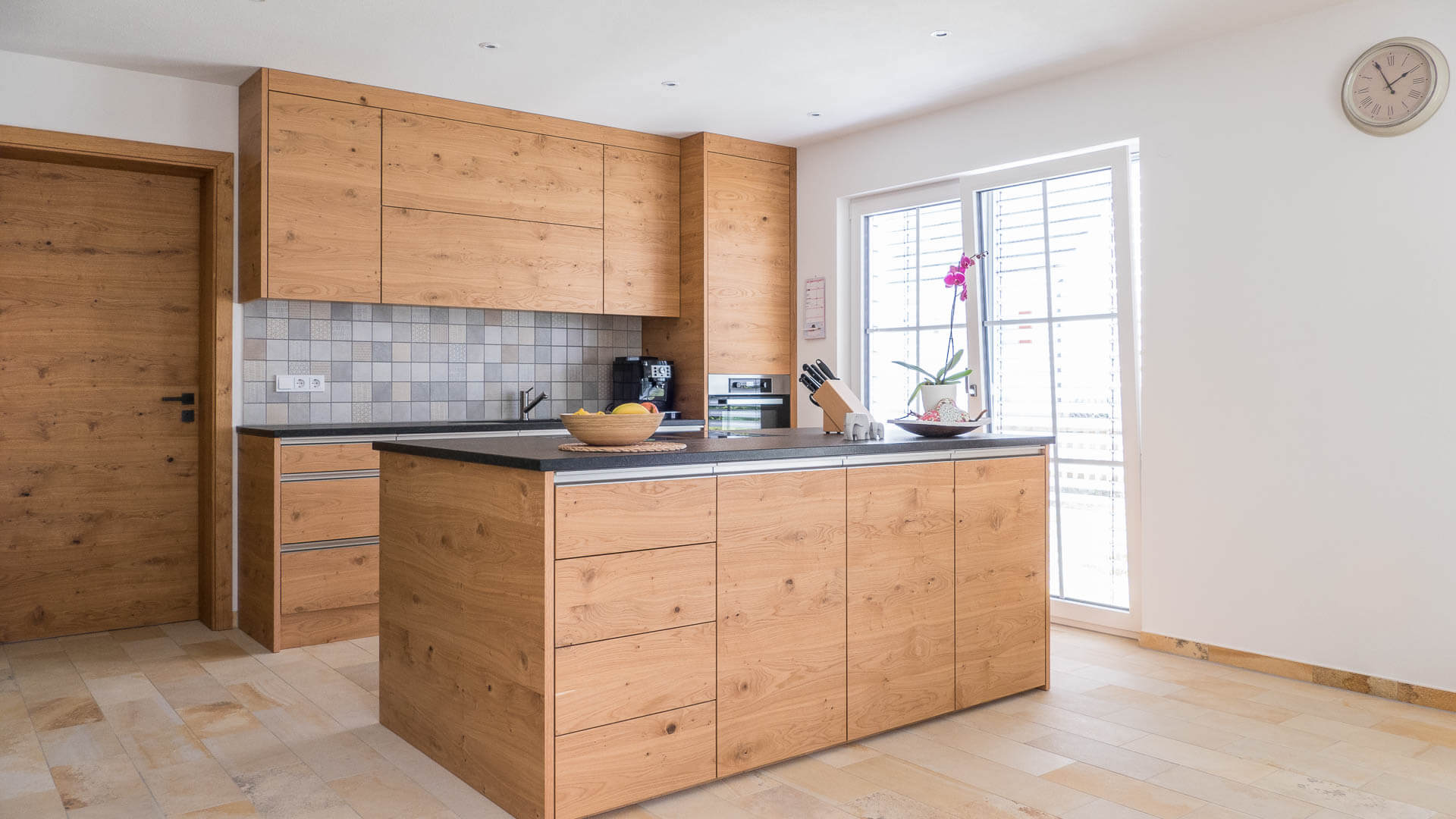 Offene Wohnküche aus Eiche mit freistehender Kochinsel