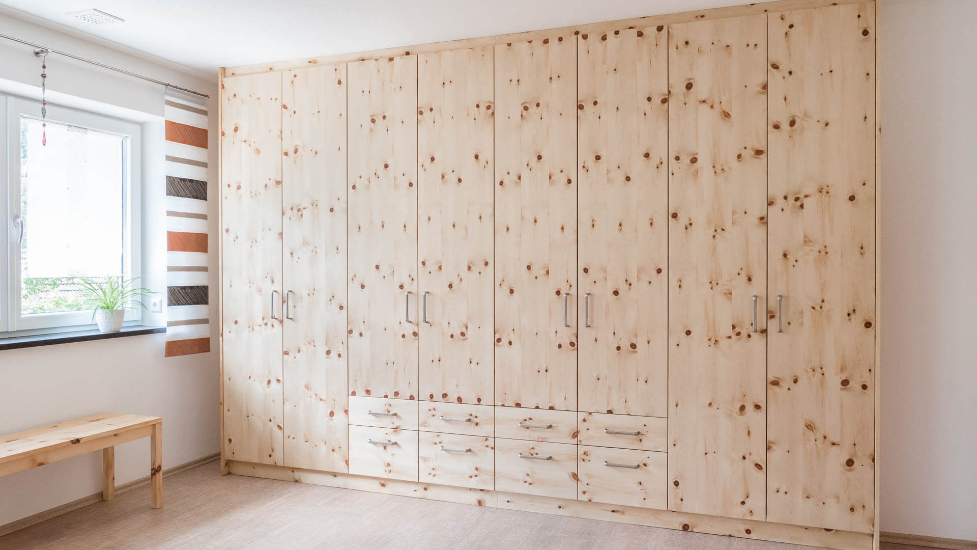 Schlafzimmerschrank aus Zirbe