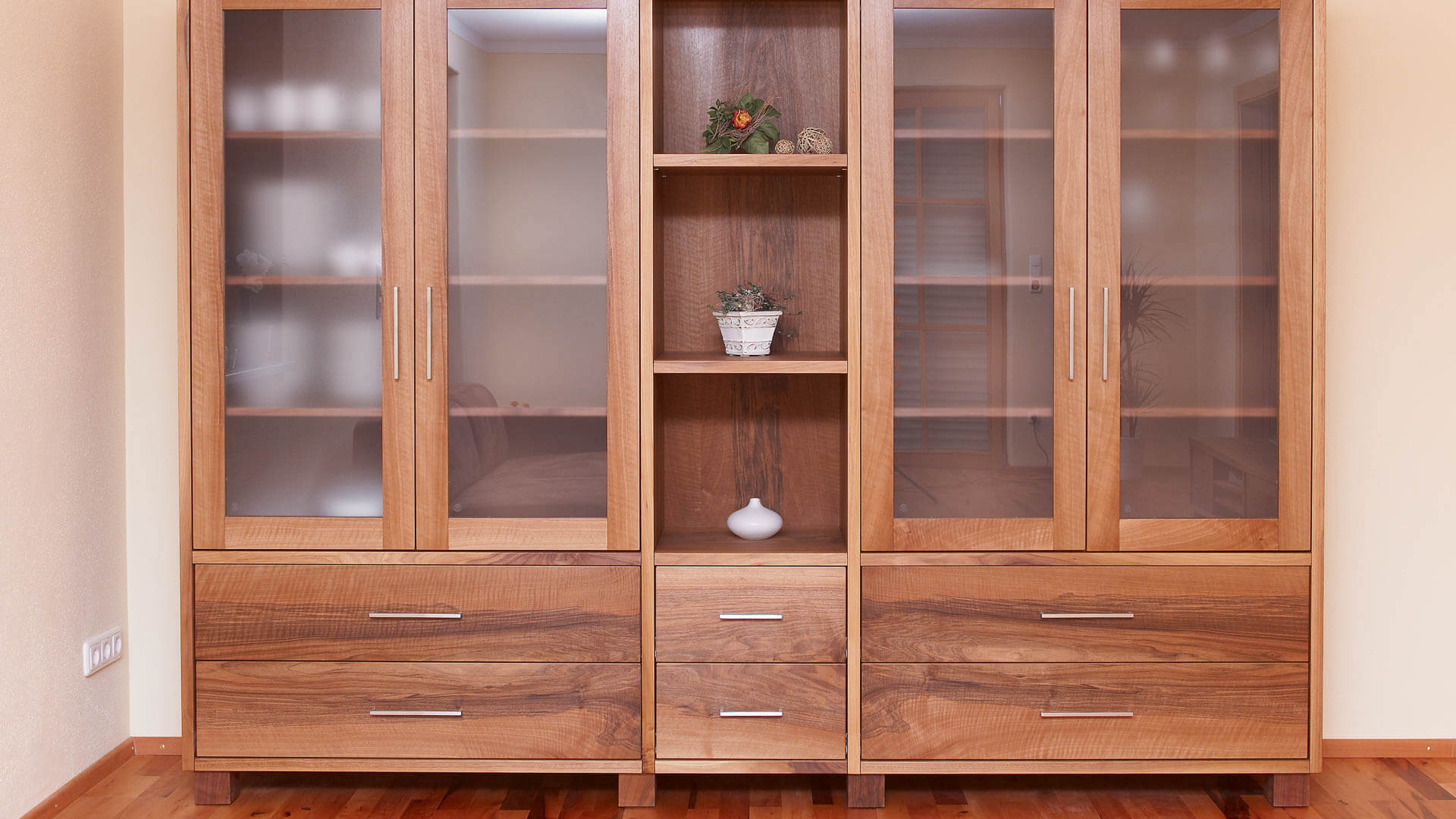 Wohnzimmerschrank in Nussbaum