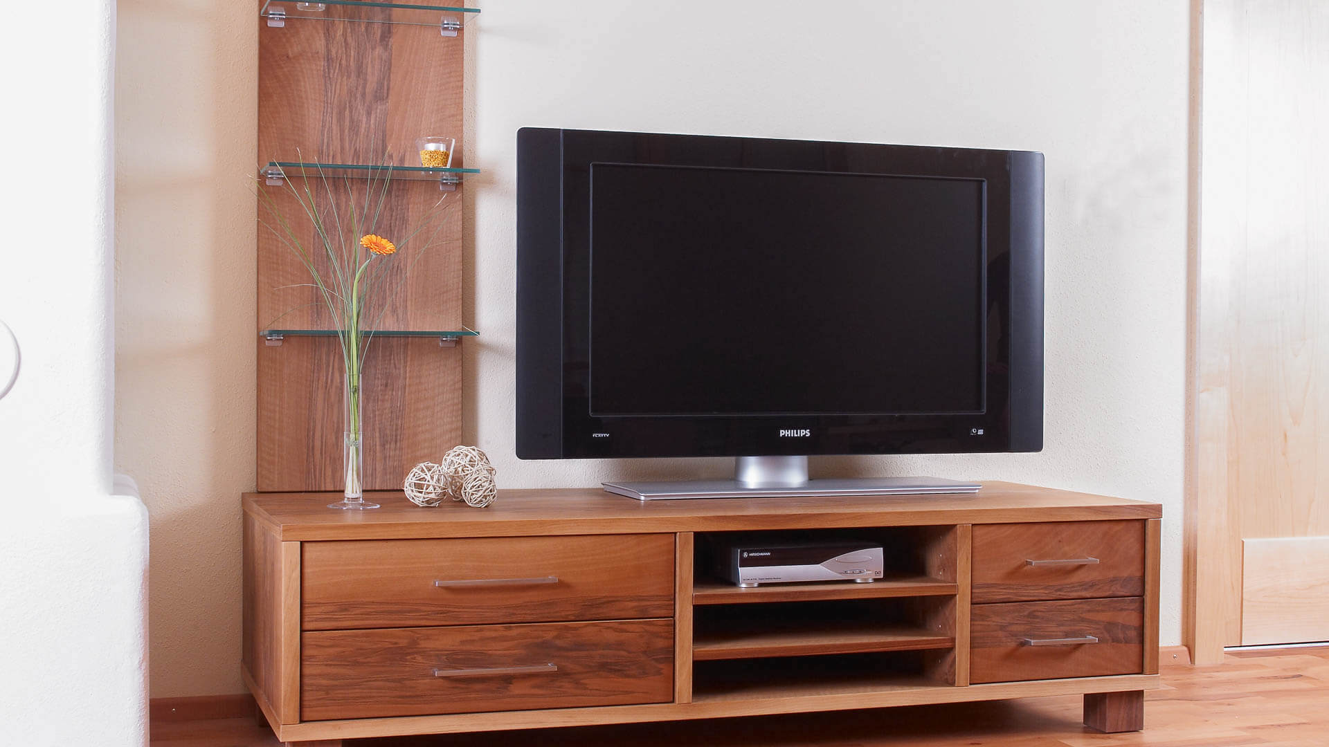 TV-Möbel in Nussbaum