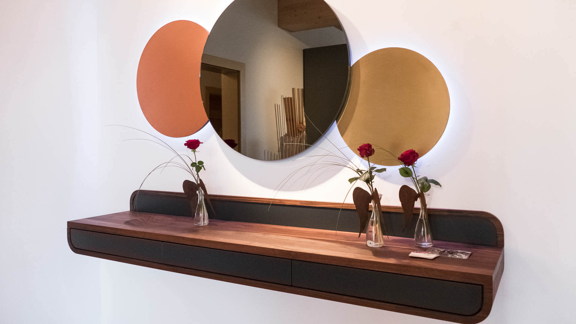 Sideboard aus Nussbaum mit runden Spiegeln