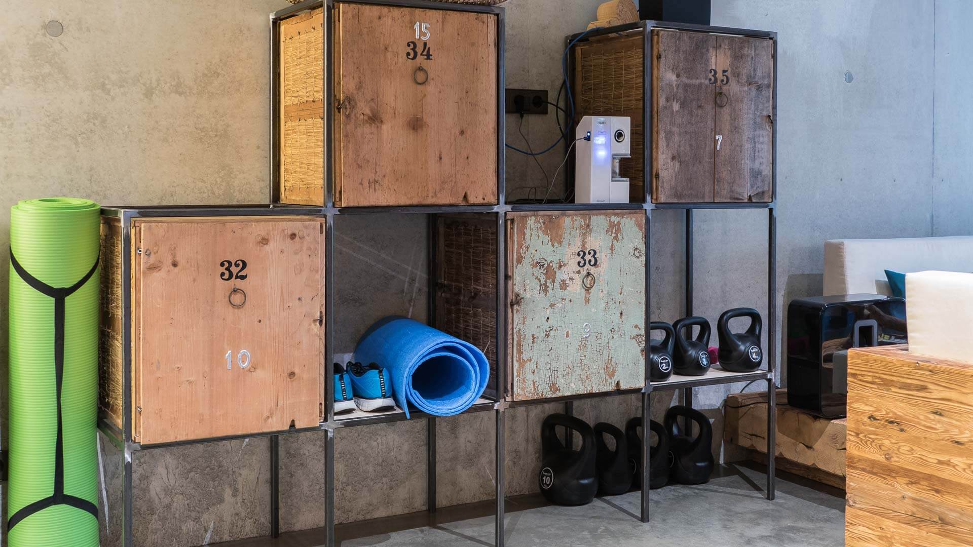 Schrank aus Stahlgestell mit alten Imkerkästen