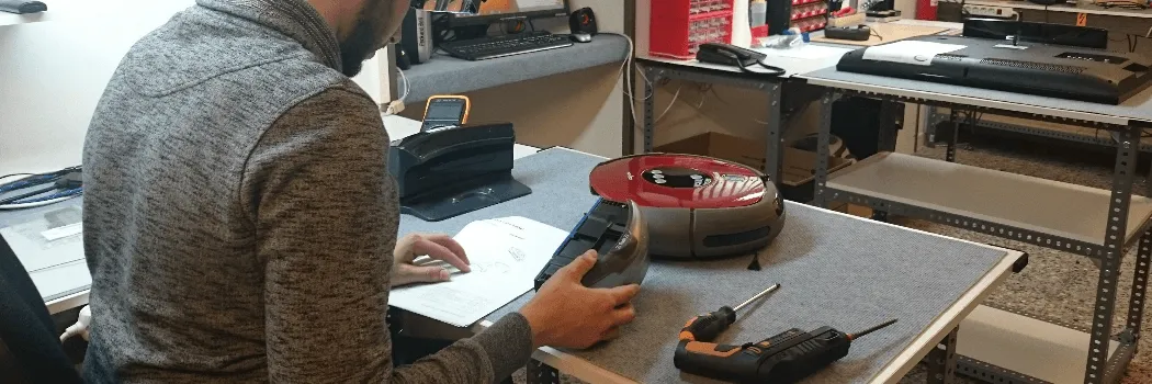 reparando en mesa de trabajo dentro de taller