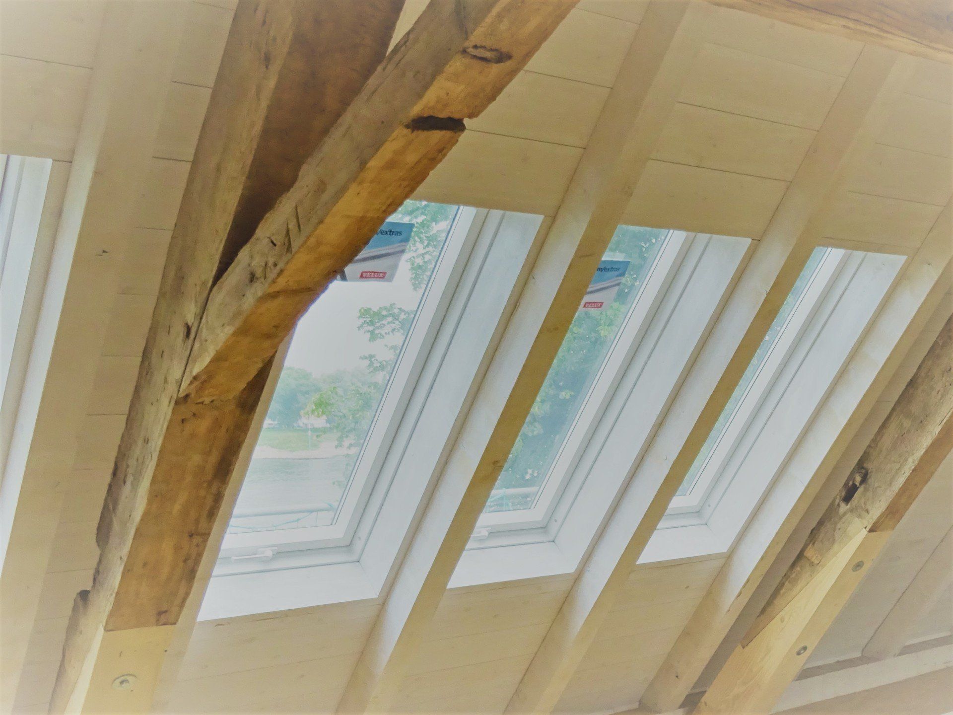 Unsere Zimmerer prüfen vorher die Dachkonstruktion, damit das Tragwerk nicht leidet.