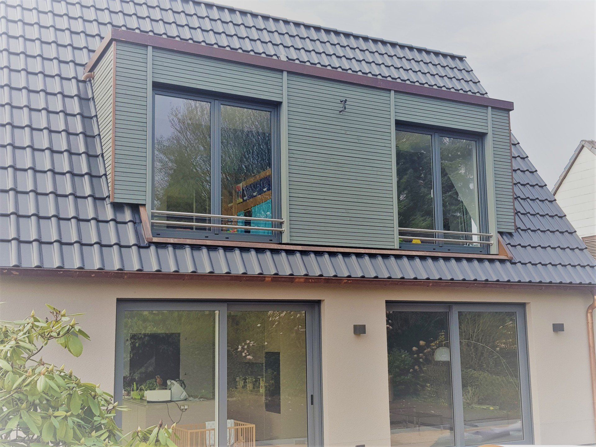 Moderne Holzfassaden in farbenfroher Optik